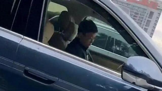 深圳交警回应“余承东疑似开车睡觉”:睡觉等行为影响安全,不允许